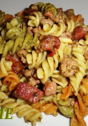 Una foto de Espirales con salchichas y salsa pesto