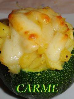 Una foto de Calabacín relleno de manzana y queso curado