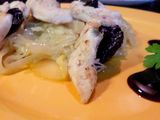 Solomillos de pollo en papillote, con manzanas y cebolla