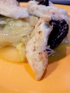 Una foto de Solomillos de pollo en papillote, con manzanas y cebolla