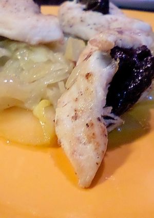 Una foto de Solomillos de pollo en papillote, con manzanas y cebolla