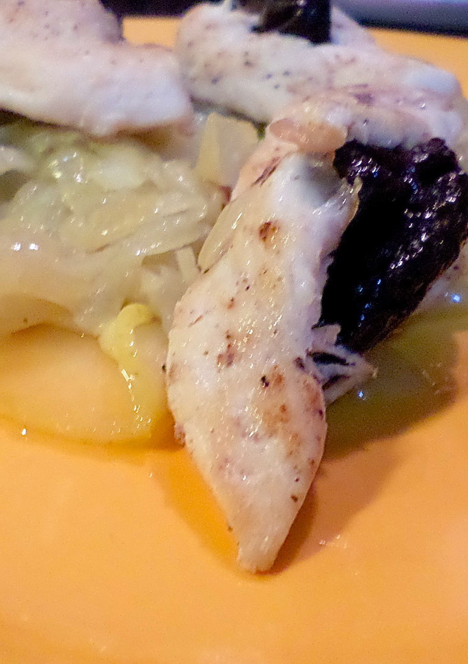 Una foto de Solomillos de pollo en papillote, con manzanas y cebolla