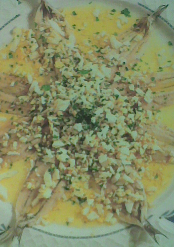 Una foto de Boquerones en vinagre con ajo y perejil caseros