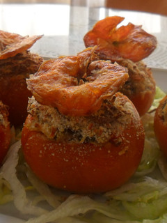 Una foto de Tomates asados con pétalos crujientes