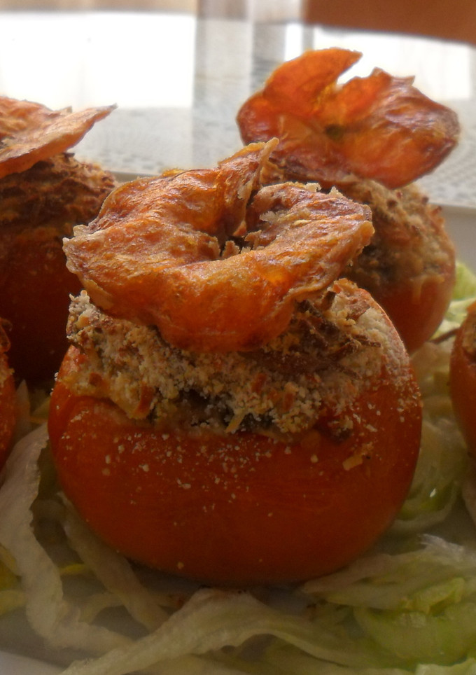 Una foto de Tomates asados con pétalos crujientes