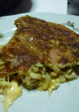 Una foto de Tortilla con sobrantes de tallarines
