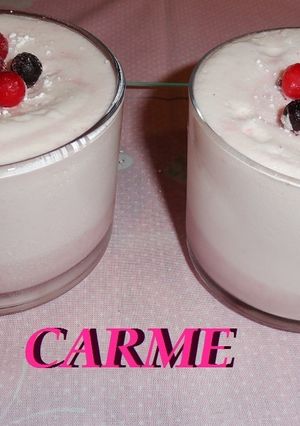 Una foto de Mousse de fresones con frutas del bosque