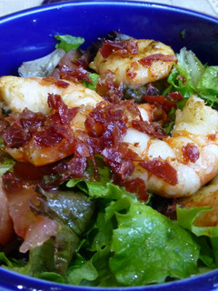 Una foto de Ensalada templada de langostinos