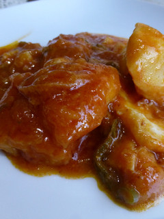 Una foto de Bacalao con cebolla, pimiento verde y tomate