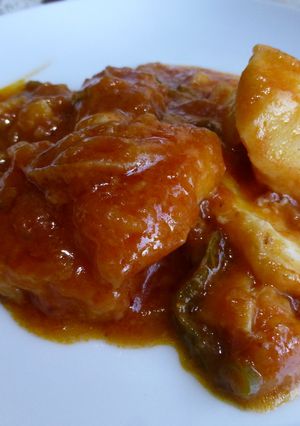 Una foto de Bacalao con cebolla, pimiento verde y tomate