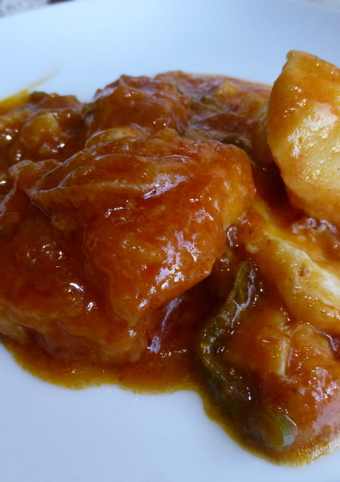 Una foto de Bacalao con cebolla, pimiento verde y tomate
