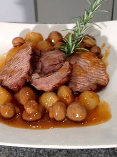 Una foto de Ternera con champiñones y cebollitas