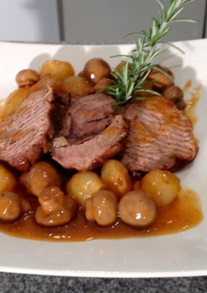 Una foto de Ternera con champiñones y cebollitas