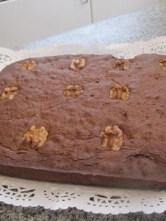 Una foto de Brownie de chocolate con nueces casero americano