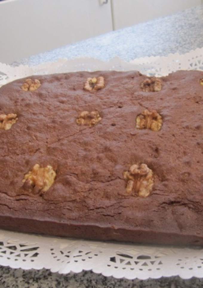 Una foto de Brownie de chocolate con nueces casero americano