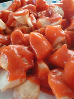 Una foto de Patatas bravas superpicantes