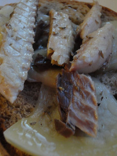 Una foto de Tosta de caballa y queso