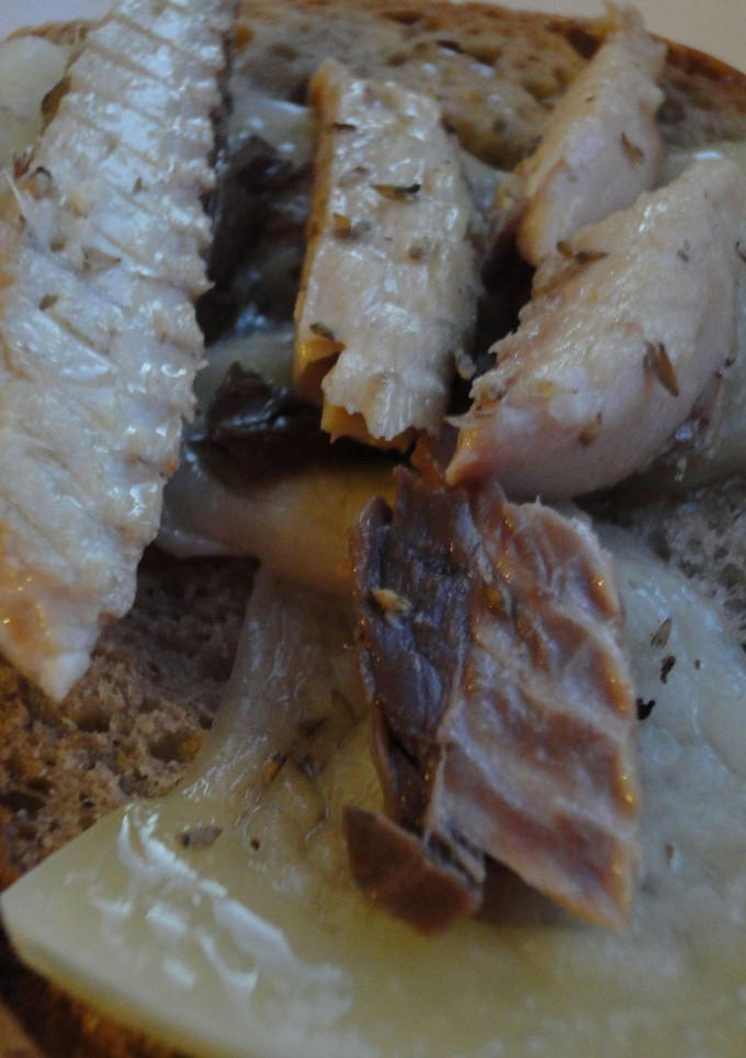 Una foto de Tosta de caballa y queso
