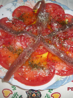 Una foto de Carpaccio de tomate y anchoas al parmesano