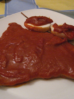 Una foto de Atún o bonito con tomate