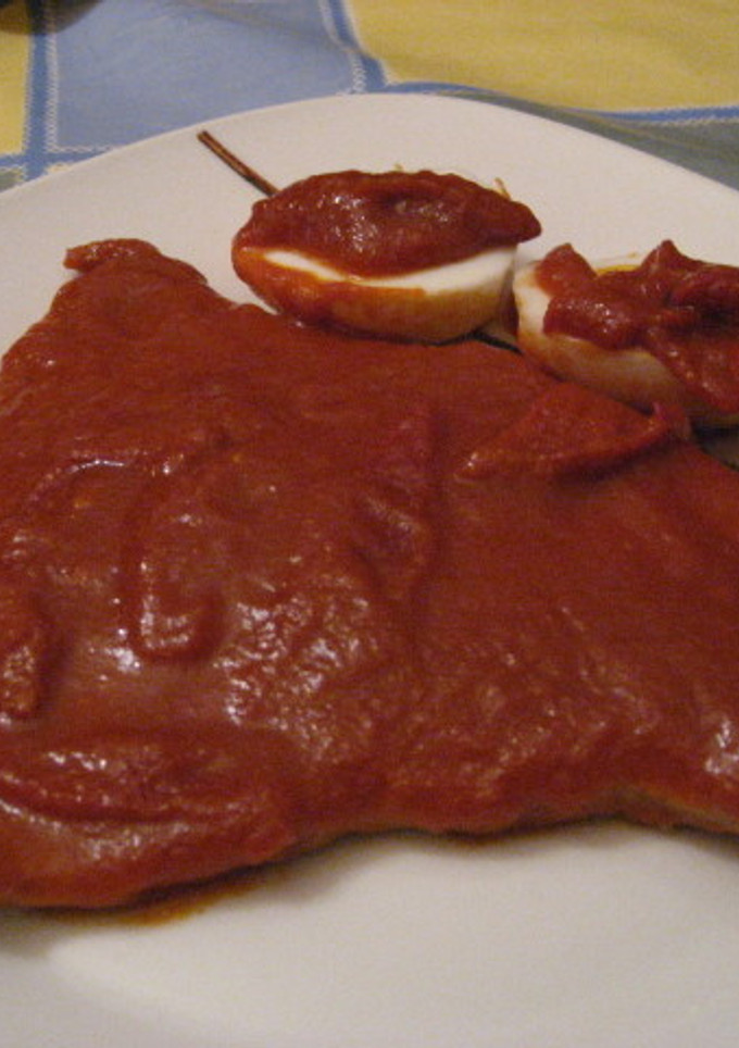 Una foto de Atún o bonito con tomate