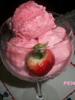 Una foto de Helado casero de fresas con nata y yogur
