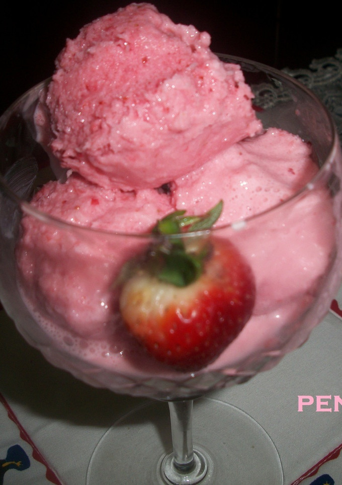 Una foto de Helado casero de fresas con nata y yogur