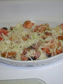 Una foto de Ensaladilla de bonito, hortalizas y queso