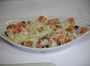 Una foto de Ensaladilla de bonito, hortalizas y queso