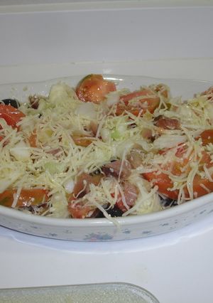 Una foto de Ensaladilla de bonito, hortalizas y queso