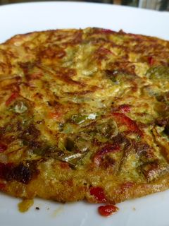 Una foto de Tortilla de pimientos y cebolla