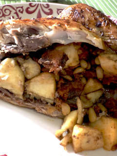 Una foto de Pollo picantón relleno de manzana y sobrasada