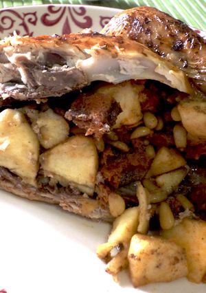 Una foto de Pollo picantón relleno de manzana y sobrasada