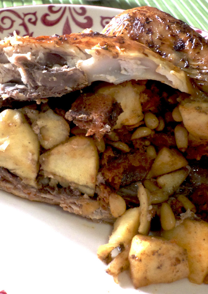 Una foto de Pollo picantón relleno de manzana y sobrasada