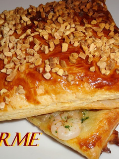 Una foto de Hojaldres almendrados de gambas y champiñones