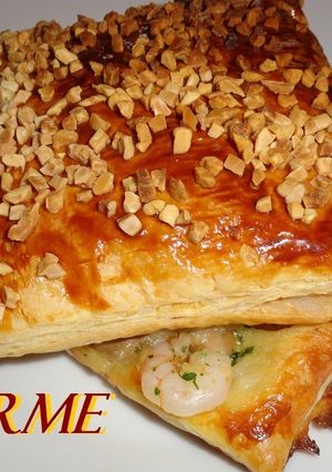 Una foto de Hojaldres almendrados de gambas y champiñones
