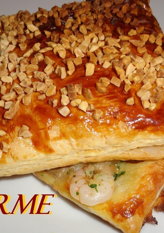 Una foto de Hojaldres almendrados de gambas y champiñones