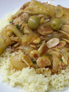 Una foto de Tagine de pollo y almendras