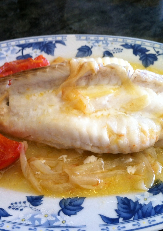 Una foto de Colitas de rape al horno con tomate