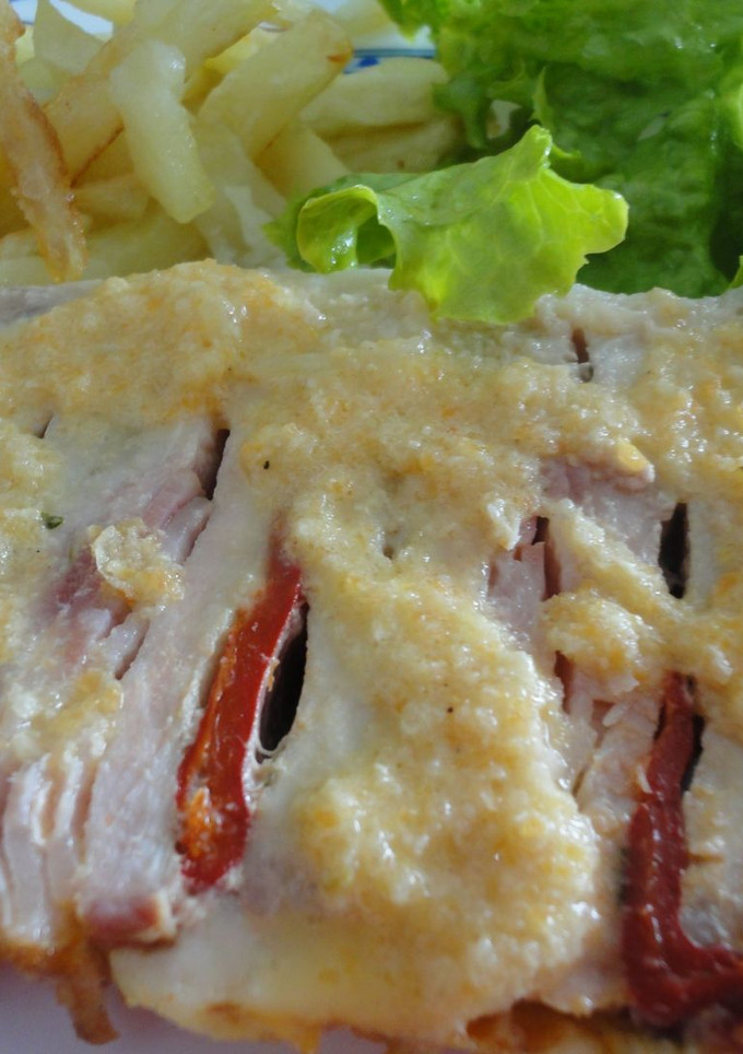 Una foto de Lomo relleno con salsa de vino y verdura