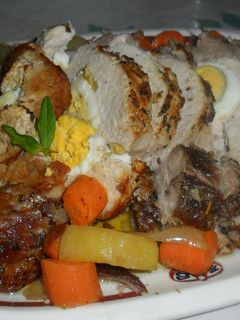 Una foto de Lomo asado con cebollas, patatas y zanahorias dulces