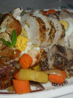 Una foto de Lomo asado con cebollas, patatas y zanahorias dulces
