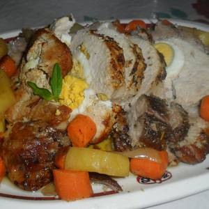 Lomo asado con cebollas, patatas y zanahorias dulces