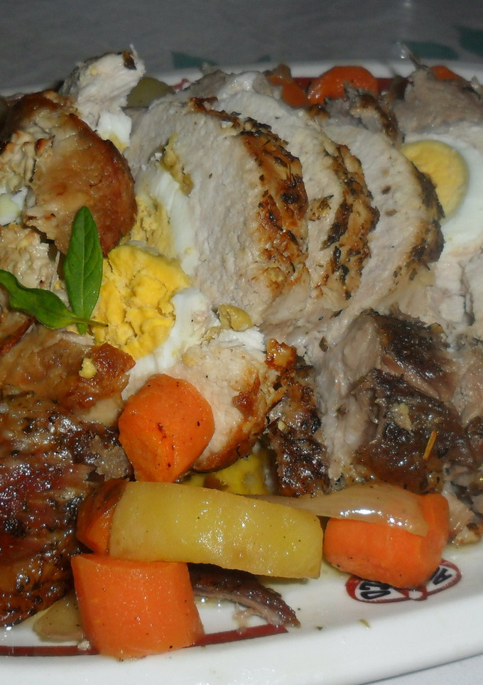 Una foto de Lomo asado con cebollas, patatas y zanahorias dulces