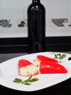 Una foto de Pimientos de piquillo rellenos de bacalao desmigado