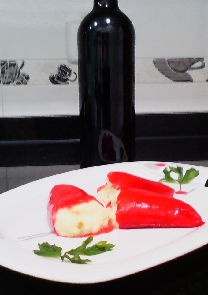 Una foto de Pimientos de piquillo rellenos de bacalao desmigado