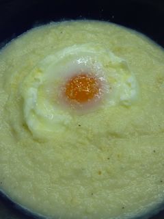 Una foto de Crema de coliflor, huevo y queso