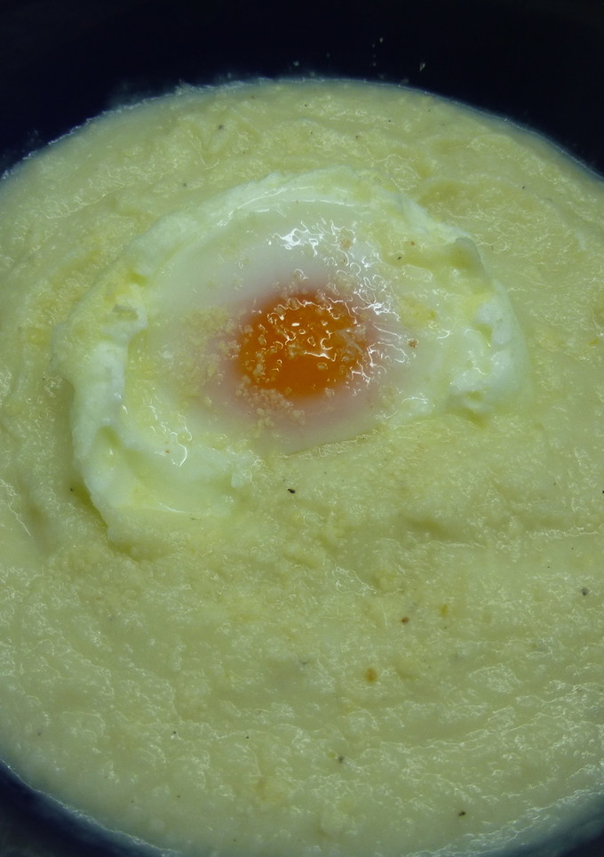 Una foto de Crema de coliflor, huevo y queso