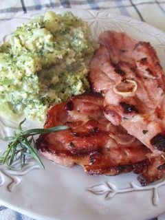 Una foto de Chuletitas de pavo al romero con revuelto de brécol