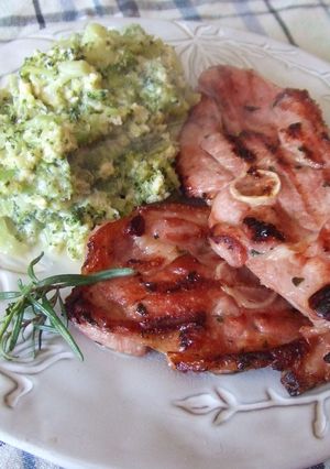 Una foto de Chuletitas de pavo al romero con revuelto de brécol